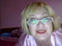 Mature Russian floozy loves to wear glasses and masturbate on Skype 